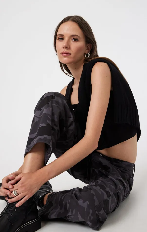 Vinnie Barrel Cargo In Smoke Camo Twill Women Mavi Jeans Pants Vinnie Barrel Cargo In Smoke Camo Twill Women Mavi Jeans Pants